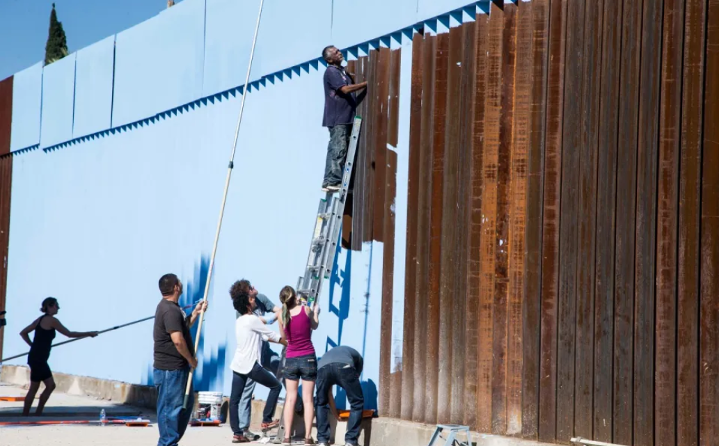 美墨边境万名志愿者集结开建隔离墙？假的。
